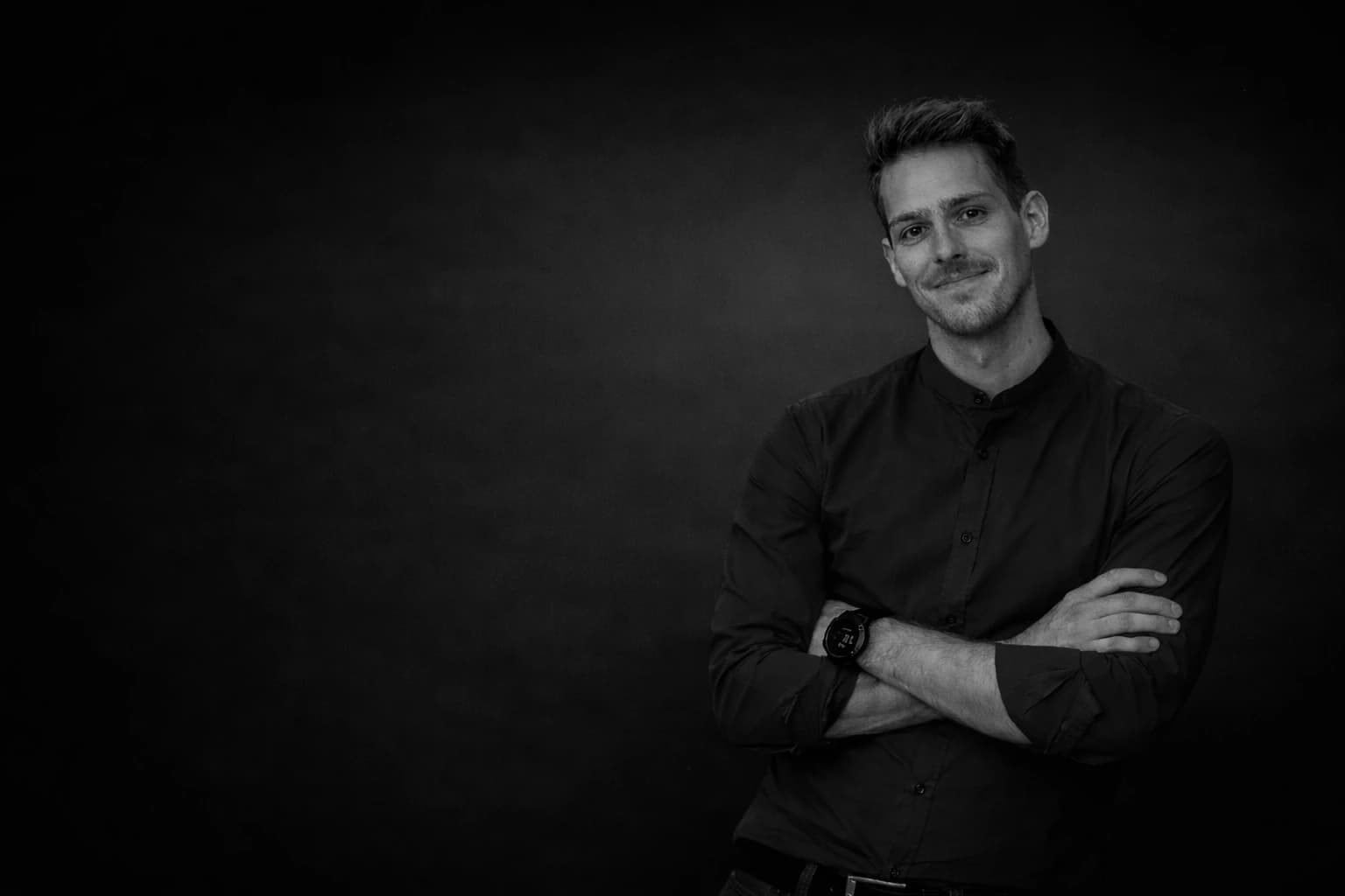 Ruhige, dunkle Bild-Atmosphäre als Hintergrund für den Hero-Bereich